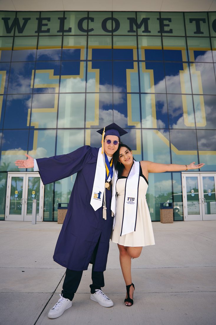 Luis Moros — graduación de FIU con doble titulación, sin deudas